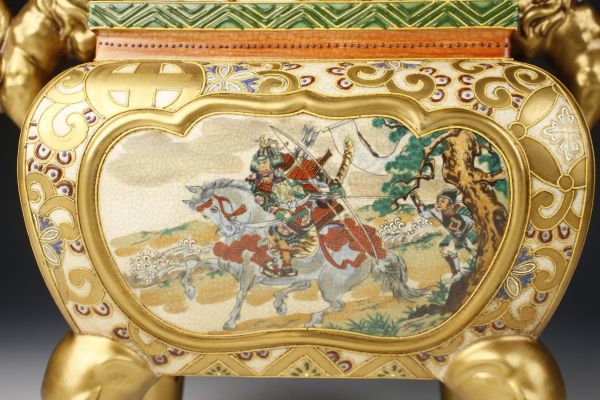 LIG】薩摩焼 暁山造 金襴手 薩摩十字家紋 武者図獅子耳付長角香炉 細密
