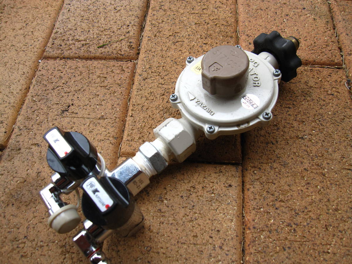 二口コック付きガス調整器。プロパンガス用。 新品未使用】LPガス調整