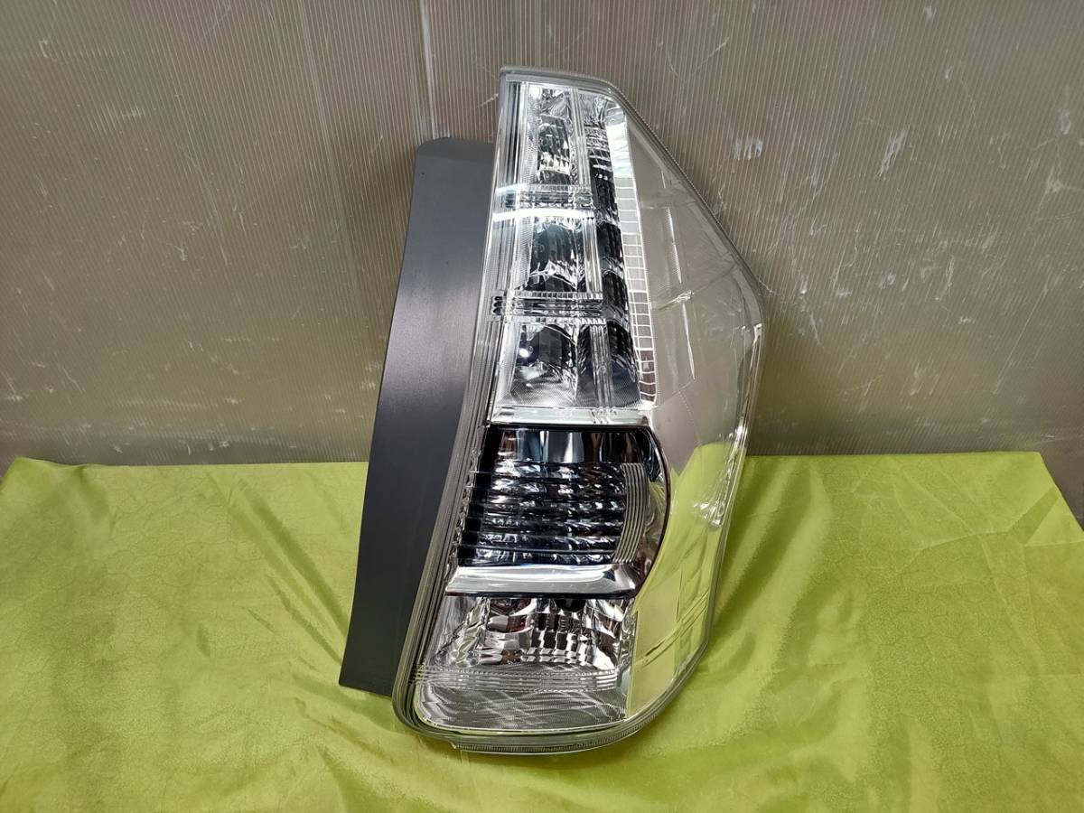 プリウスα ZVW40W 前期 純正 右テールランプ 81551-47140 STANLEY 47