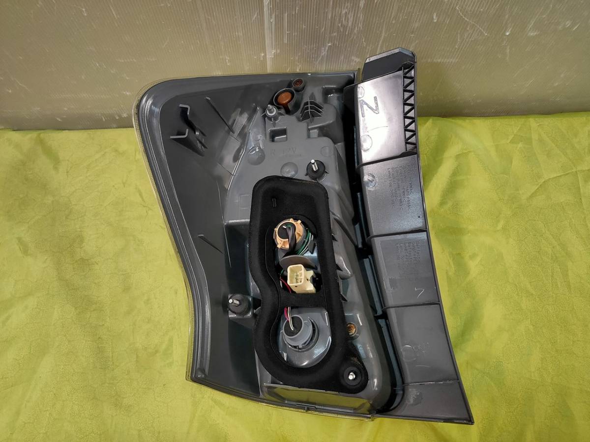 プリウスα ZVW40W 前期 純正 右テールランプ 81551-47140 STANLEY 47