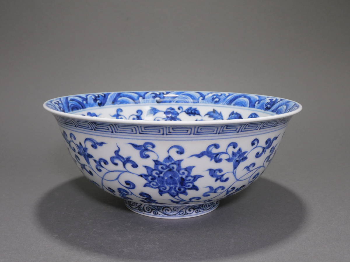 明時代 染付唐草花文茶碗 大明宣徳年製在銘(明)