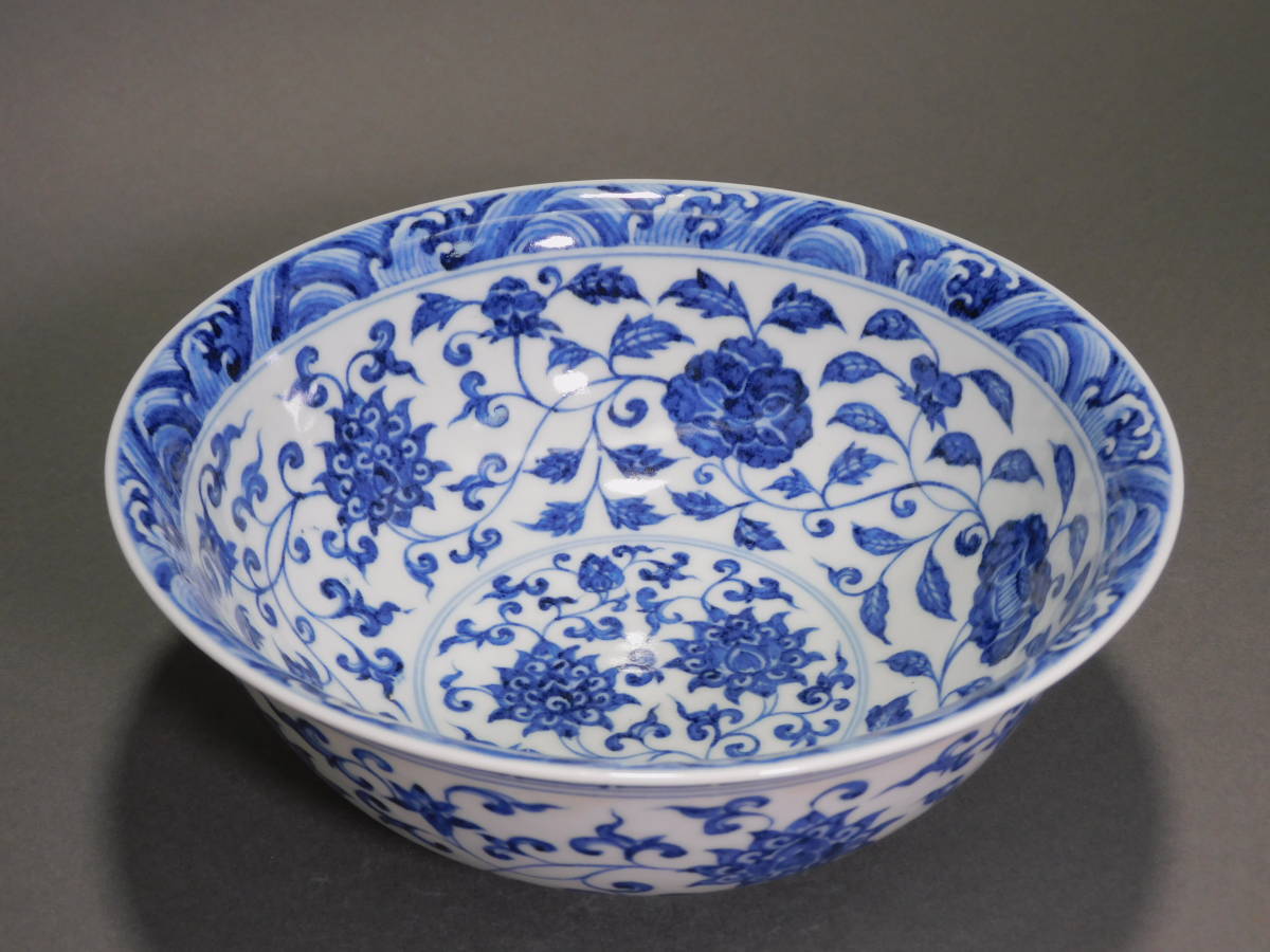 明時代 染付唐草花文茶碗 大明宣徳年製在銘(明)