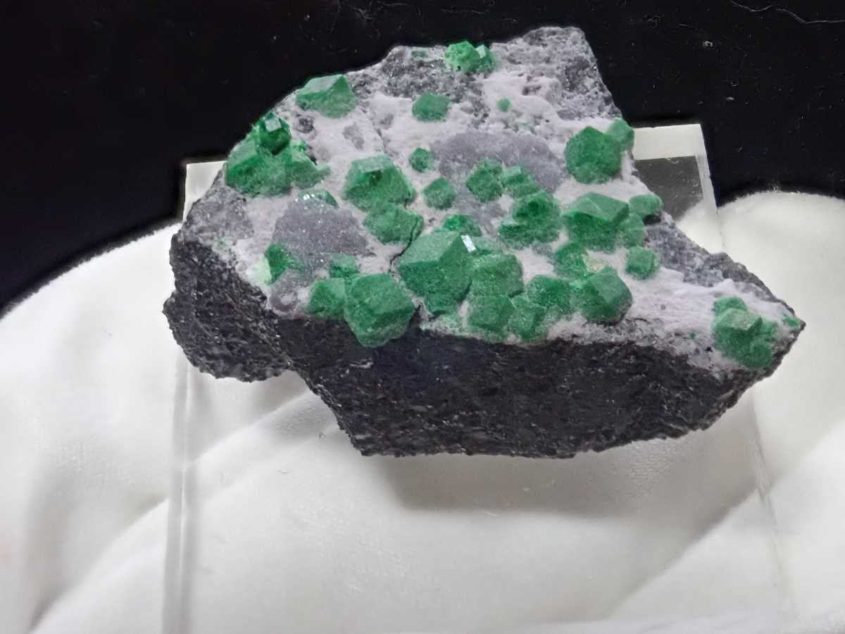 ロシア産 ウバロバイトガーネット ( 灰クロム柘榴石 )⁄ Uvarovite