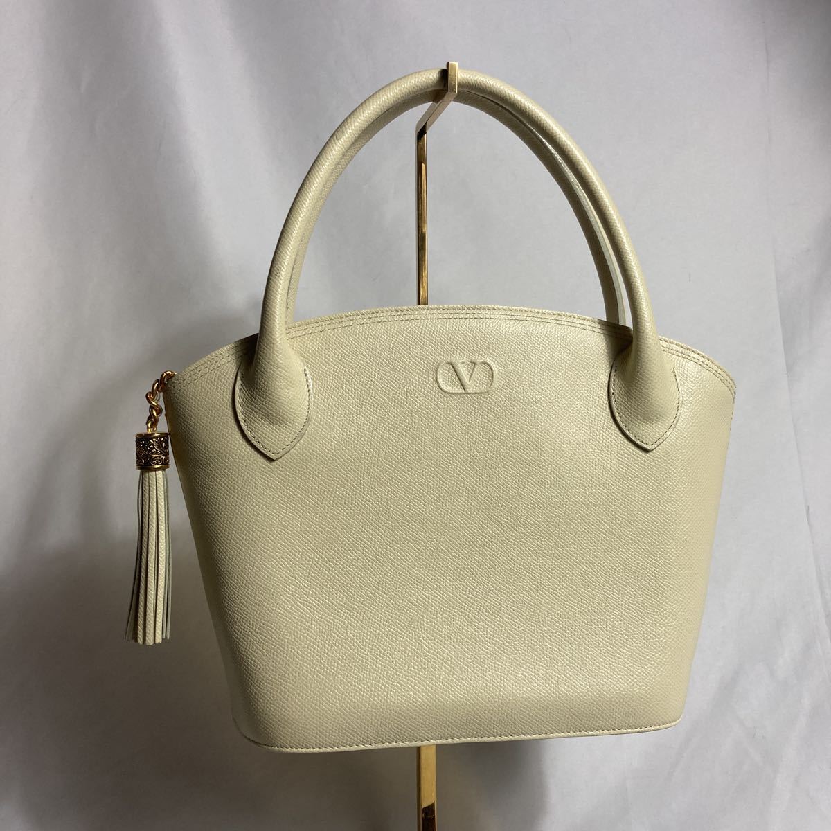 セール，新品 保管品 極 1円 VALENTINO GARAVANI ヴァレンティノガラヴァーニ ハンドバッグ トートバッグ タッセル ヴィンテージ アイボリー A7(ハンドバッグ)｜売買されたオークション情報、yahooの商品情報を その他