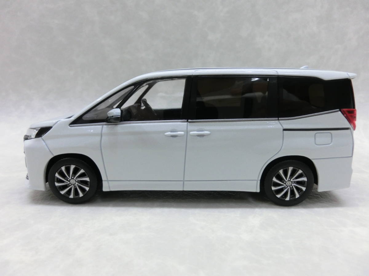 トヨタ ノア カラーサンプル ミニカー ホワイトパールクリスタル