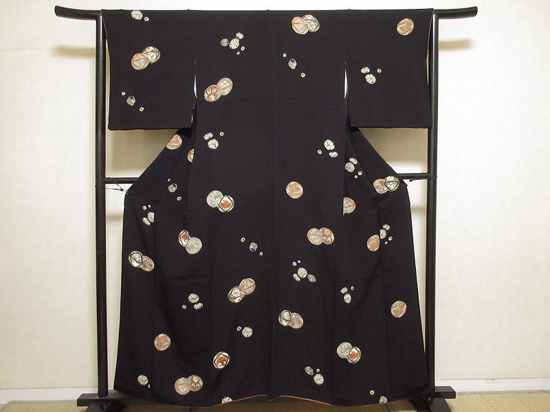送料無料，100%新品 ドークブア 小紋 鬼しぼ縮緬 絞り 黒地 毬 極上の逸品 319(仕立て上がり)｜売買されたオークション情報、yahooの商品情報をアーカイブ公開 - オークファン 仕立て上がり