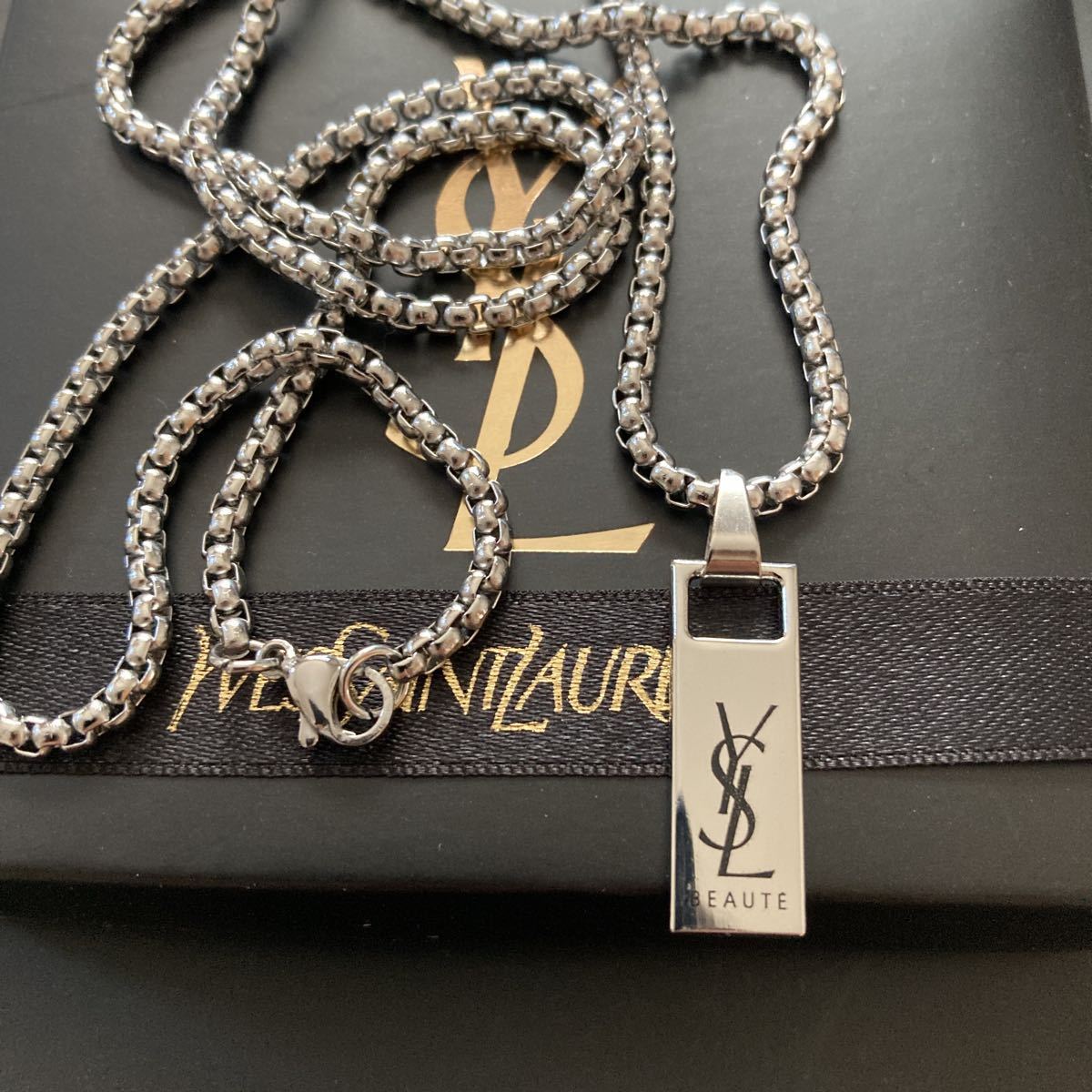 イヴ・サンローラン正規品 人気シルバーロゴプレートチャーム 