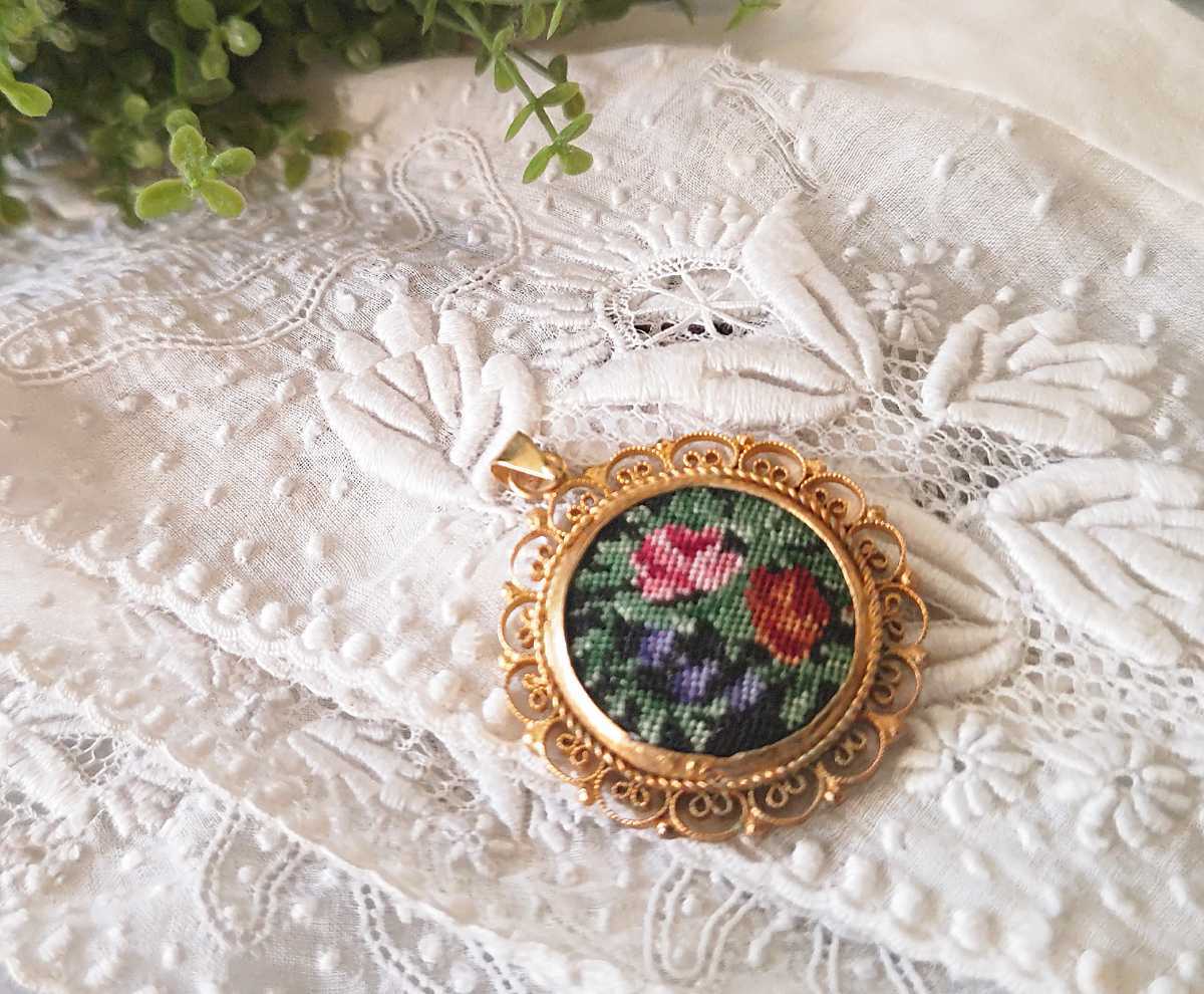 送料無料【本物 アンティーク vintage 刻印あり プチポワン ネックレストップ 】マリーアントワネットコレクション 刺繍 バラ ヴィンテージ_1