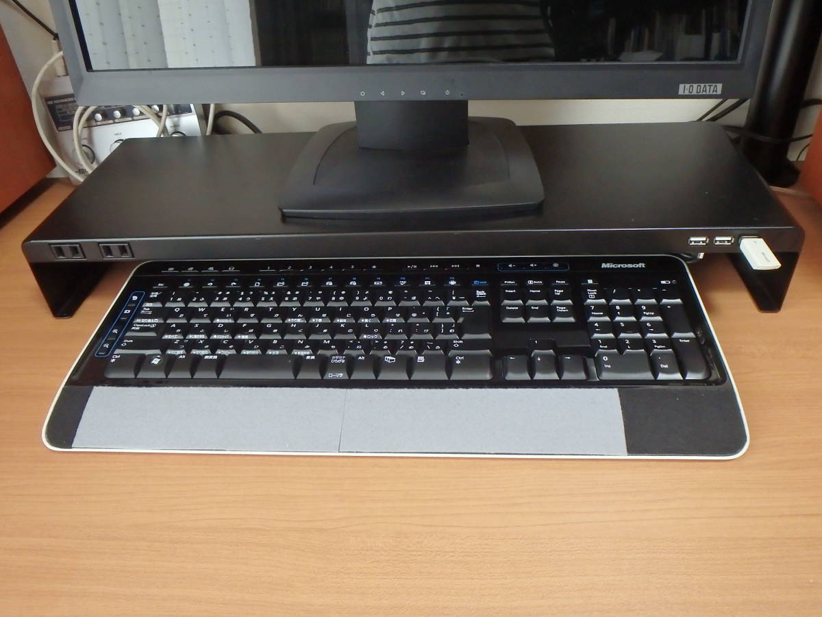 【Microsoft Wireless Keyboard 3000 V2.0】＋【サンワサプライ MR-LC202BK　電源タップ＆USBポート付き机上ラック　W600×D200】_1