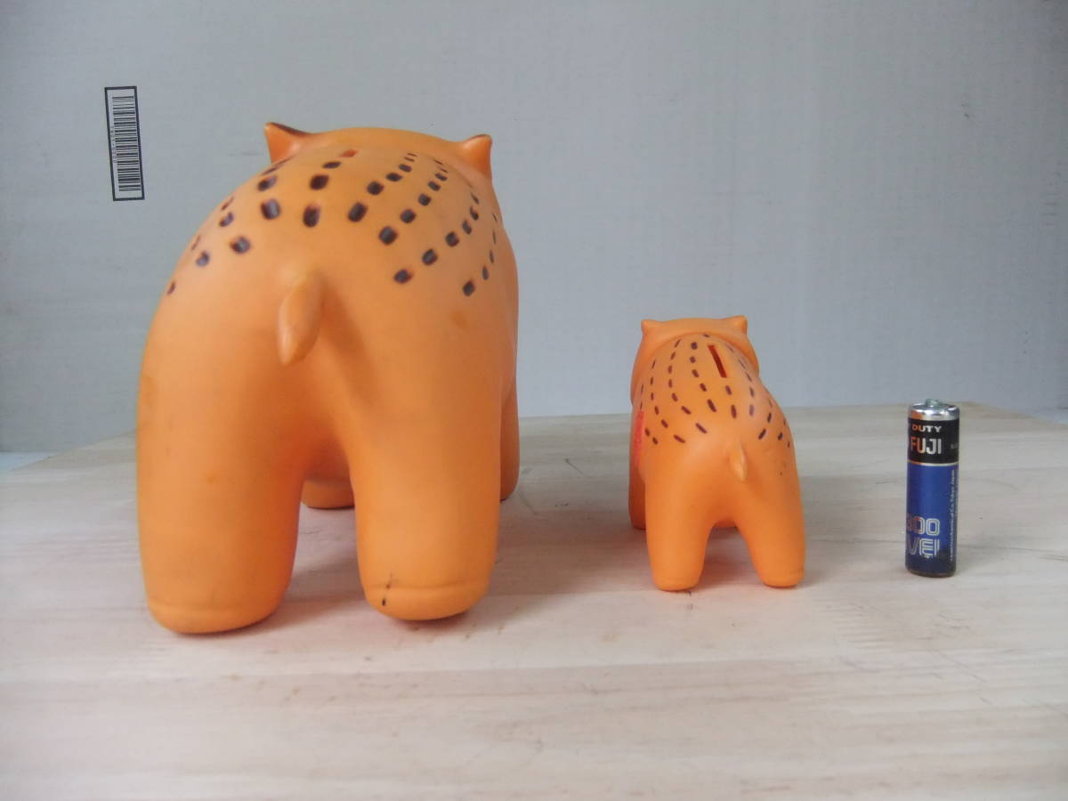 商用フリー・無料イラスト_干支_いのしし（イノシシ・猪）_親子_亥年03 JA 干支 いのしし 猪 イノシシ 親子 カウンター用 2個セット 貯金箱  ソフビ 昭和レトロ 企業物 信用金庫 農協 コインバンク