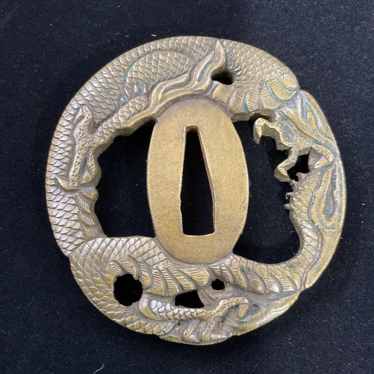 孝行作　刀装具 鍔 龍透かし柄 古美術品 金色塗 い06ラ松/時代 鍔 龍柄 透彫 武具 丸形 刀装具 龍図 日本刀 武具 古