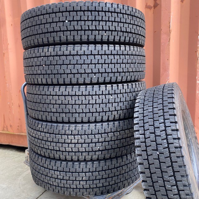 中古スタッドレスタイヤ225/90r17.5 6本 - 17インチ