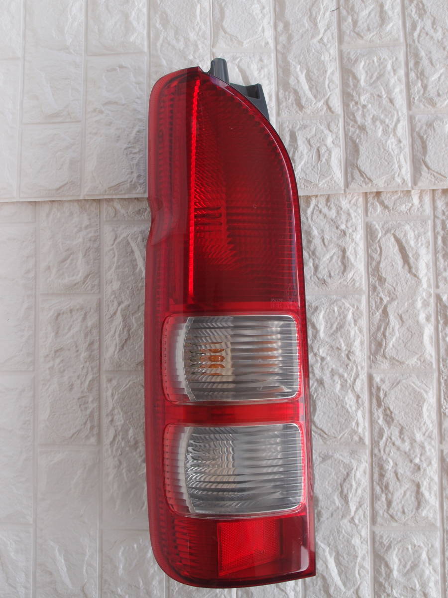 テールランプ　ハイエース用　２００系　左側