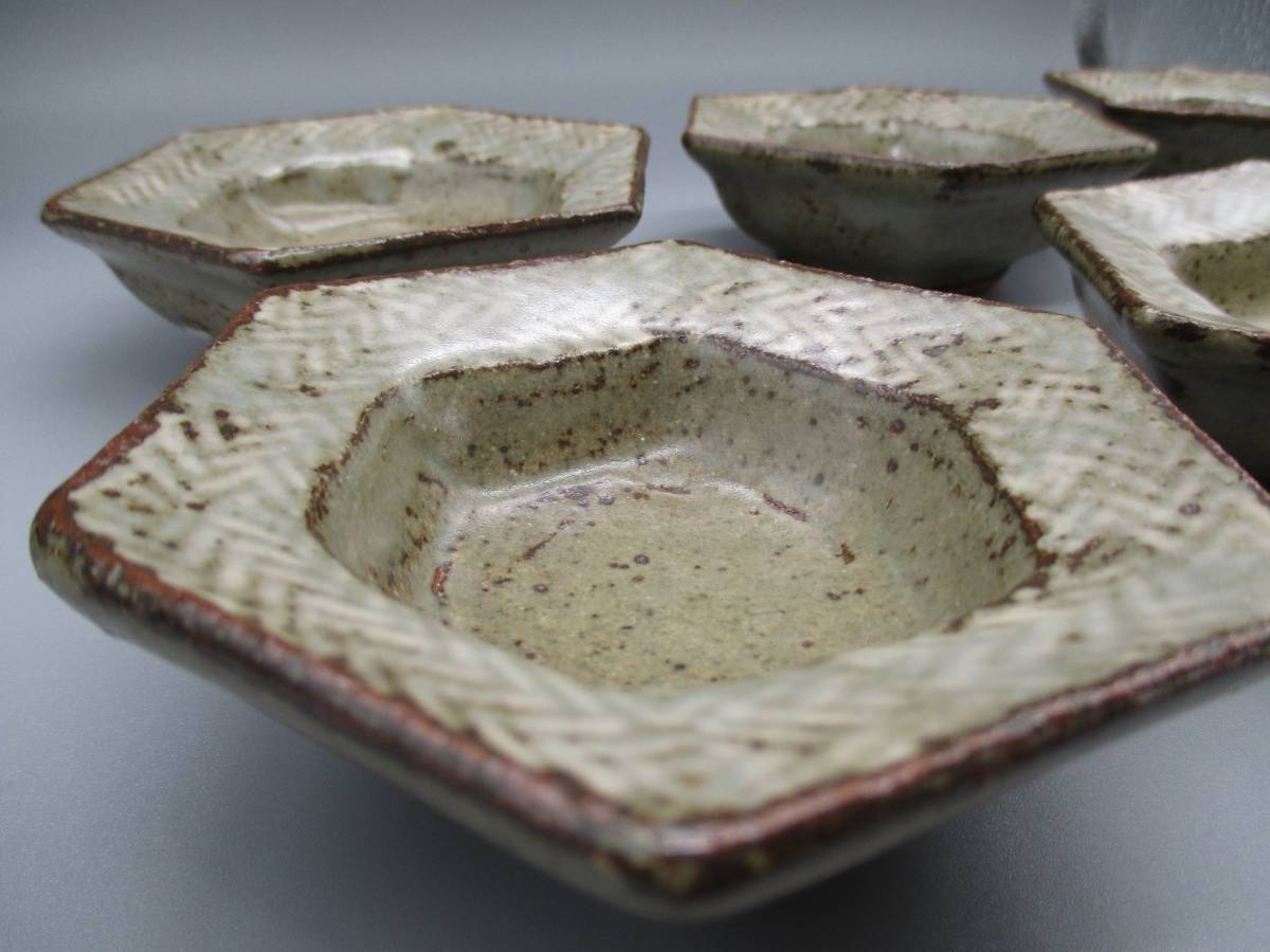 人間国宝 島岡達三 象嵌赤絵草花皿∅24 共箱 縄文象嵌 R1633ラ3