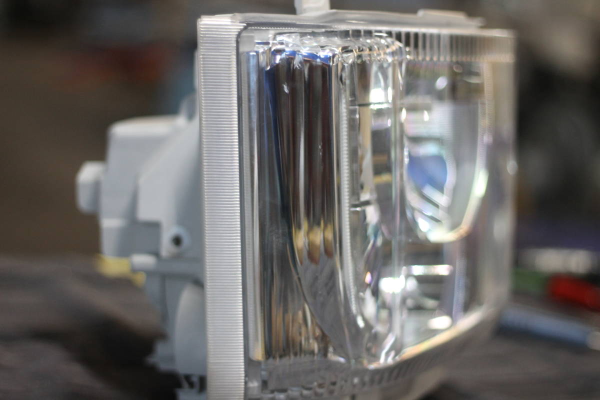 891 ISUZUいすゞ 純正品 LEDヘッドライト 右 ギガ／フォワード／エルフ 
