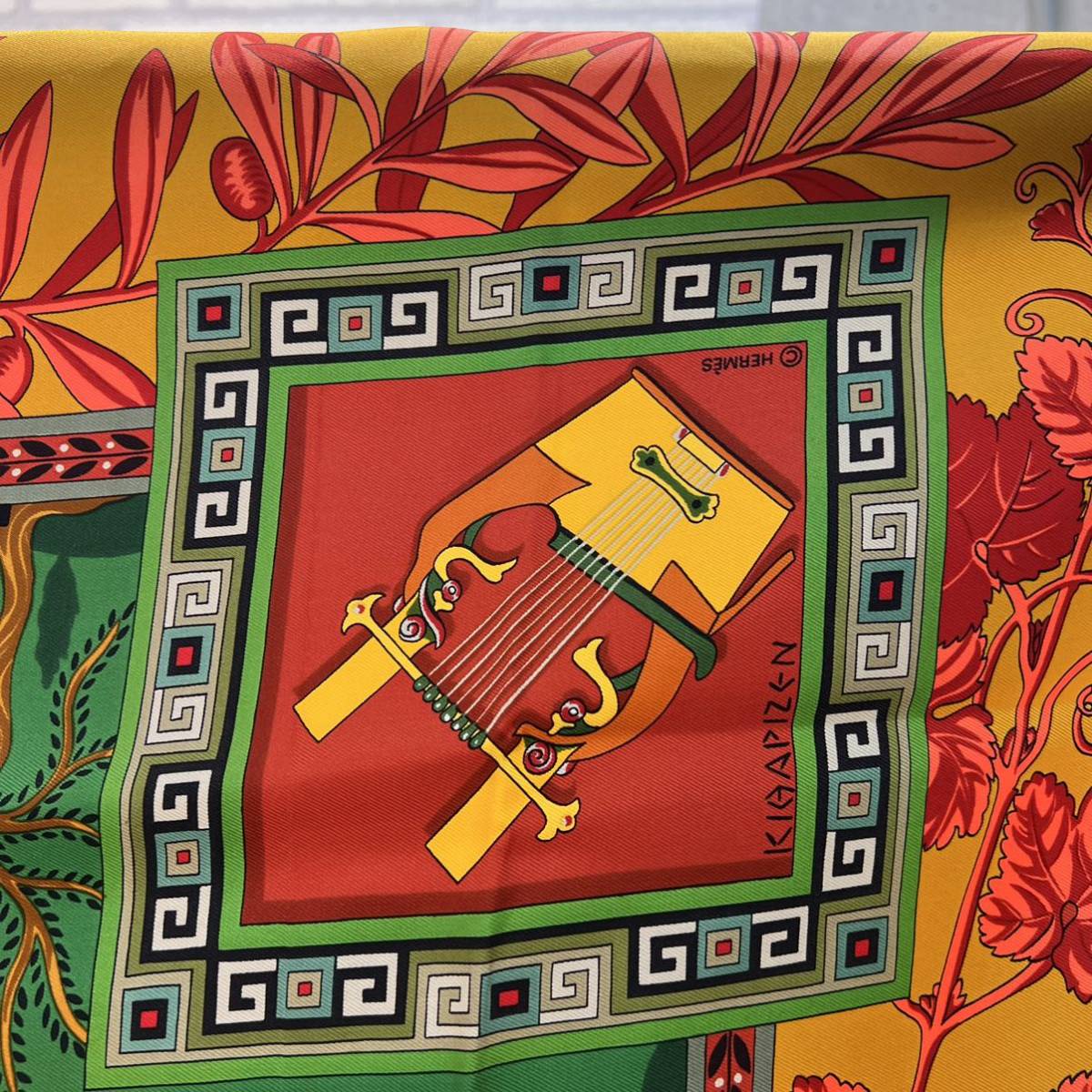 【送料込】HERMES エルメス カレ 90 神々の音楽 オレンジ ♥️ 超美品 新品 未使用 エルメス カレ90 神々の音楽 ケンタウロス 楽器 シルク