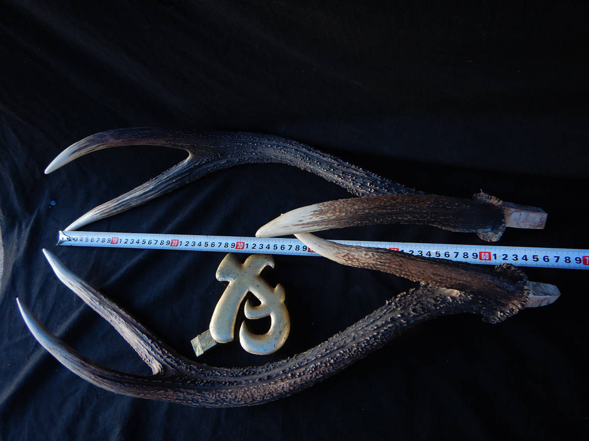 刀掛け 武具 二本掛け 兜置物 骨董品 古美術品 木彫 兜 鹿角 太刀 刀台 鹿 木彫兜 鹿角 刀掛け 細工彫刻 武具 置物 オブジェ ディスプレイ 鎧兜