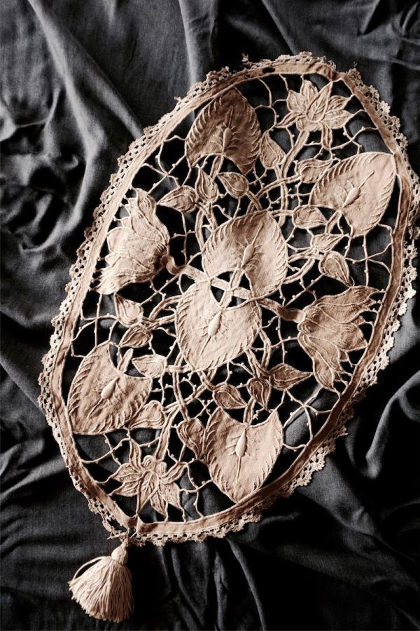 ◆フランスアンティーク｜大判手刺繍ボビンレースロングマルチクロスエンブレム長方形 アンティーク フランス - une 刺繍が可愛いフランスアンティーク、繊細