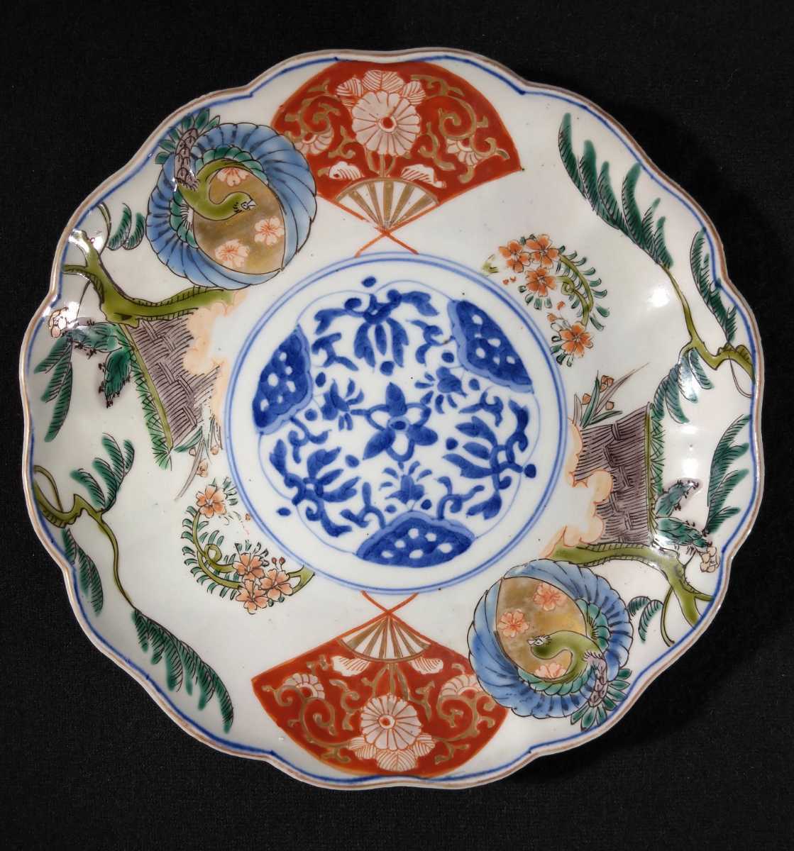 古伊万里 染付 金彩 色絵 唐草文 花文 鳳凰に菊の御紋入り扇図 22cm 輪