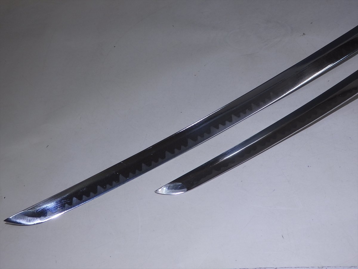 ★鞘は金梨地！【模擬刀2本セット】鍔は雲龍の浮き彫り！　刃には龍の彫り！　長104cm　短70cm　ミリタリー コスプレ 模造刀 △ミリタリー模擬刀 (模造刀仕様) インテリア 雲龍の鍔 雲龍図鍔(TU-050517)｜刀・日本刀の販売なら日本刀専門店