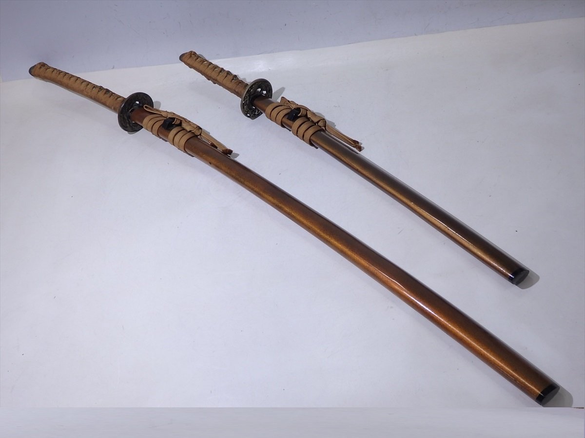 ★鞘は金梨地！【模擬刀2本セット】鍔は雲龍の浮き彫り！　刃には龍の彫り！　長104cm　短70cm　ミリタリー コスプレ 模造刀 △ミリタリー模擬刀 (模造刀仕様) インテリア 雲龍の鍔 雲龍図鍔(TU-050517)｜刀・日本刀の販売なら日本刀専門店