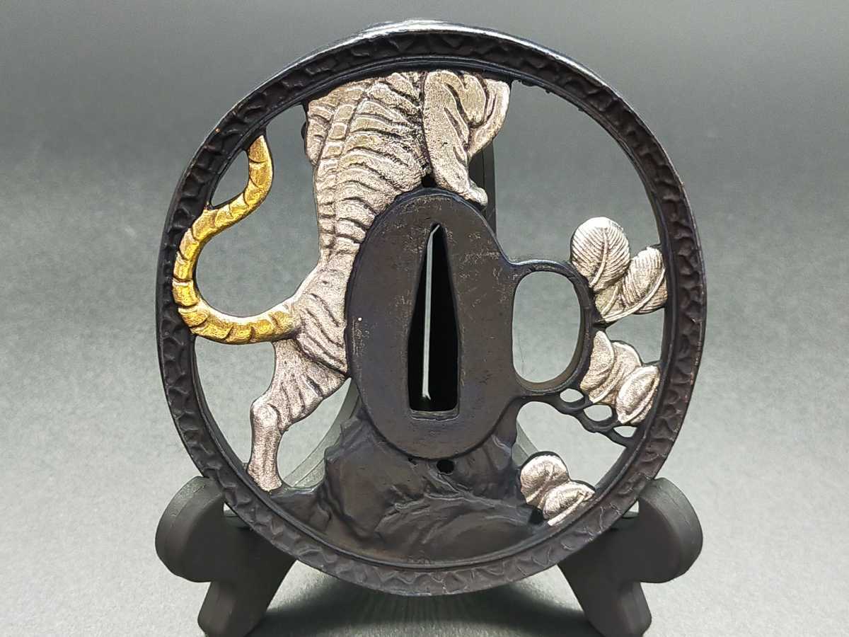 Q6638 刀鍔 猛虎の図 銅地 絵金銀 日本刀装具 鍔 つば 鐔 刀鐔 刀の鍔