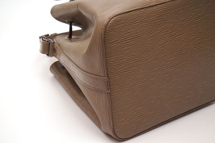 【極美品】ルイヴィトン Louis Vuitton エピ プチノエ 巾着 ショルダーバッグ レディース M44109 定価約23万円 6053 ルイヴィトン エピ プチノエ モノトク ⁄ 鑑定済ルイヴィトン