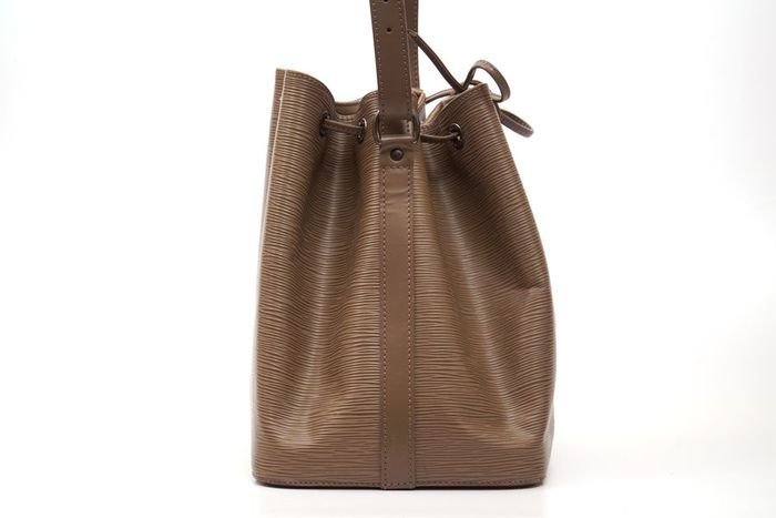 【極美品】ルイヴィトン Louis Vuitton エピ プチノエ 巾着 ショルダーバッグ レディース M44109 定価約23万円 6053 ルイヴィトン エピ プチノエ モノトク ⁄ 鑑定済ルイヴィトン