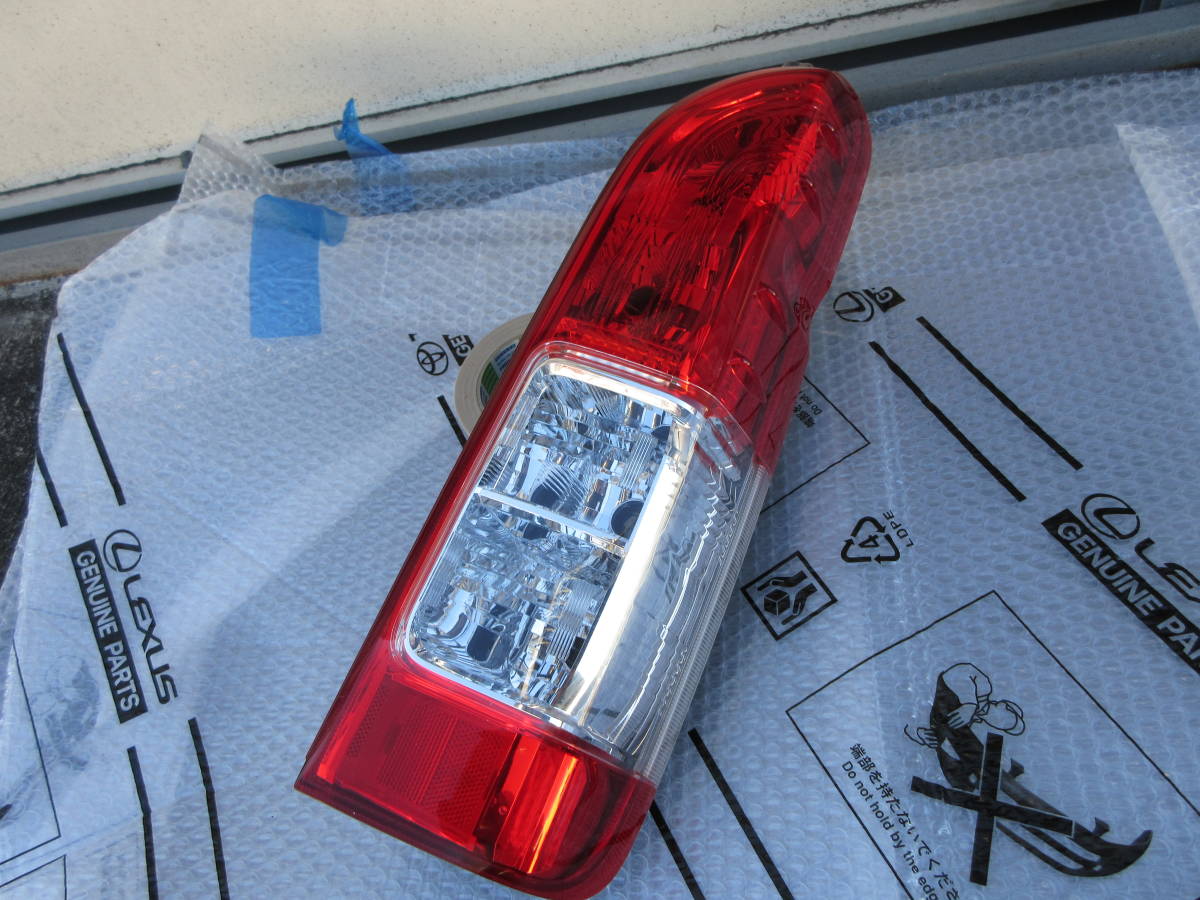 ワレ有　ハイエース純正テールランプ　KOITO26-140