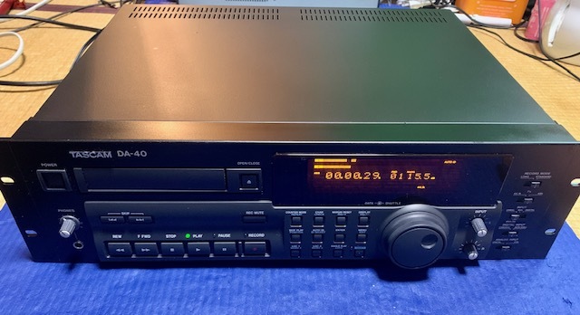 TASCAM　タスカム　高級プロ業務用DATデッキ　DA-40　動作確認品　　おまけで日本語取説および希少なサービスマニュアル付属