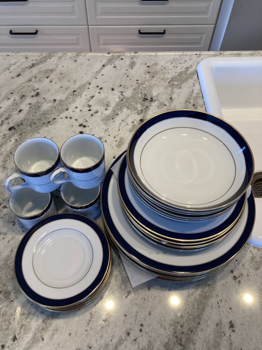 輸入洋食器半ダースセット　大皿、中皿、スープ皿、コーヒーカップ＆ソーサー