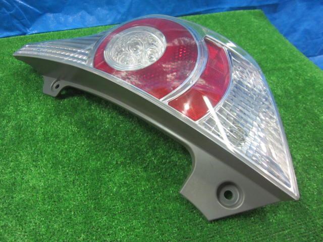 アクア DAA-NHP10 右テールランプ 52-252 81550-52A81(テールライト
