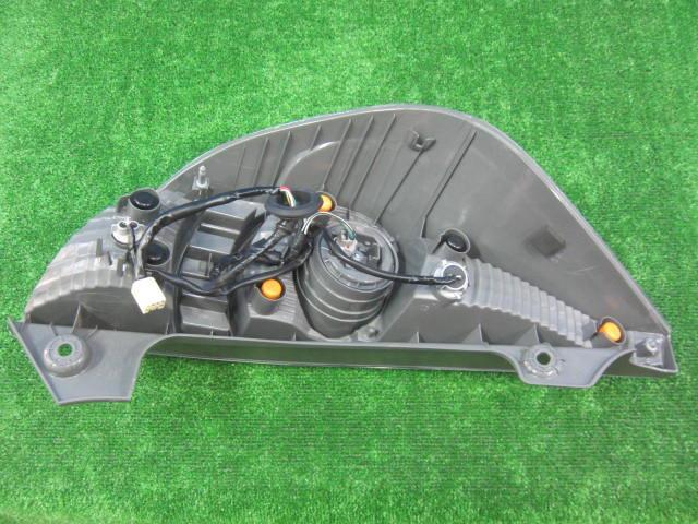 アクア DAA-NHP10 右テールランプ 52-252 81550-52A81(テールライト
