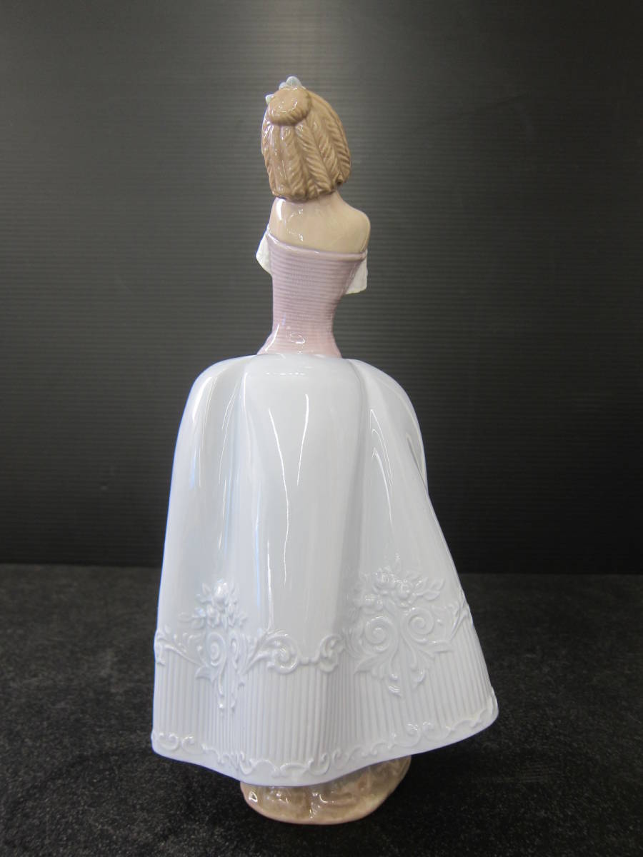 LLADRO リヤドロ フィギュリン 6712 初恋 少女 女性 女の子 花 陶磁器