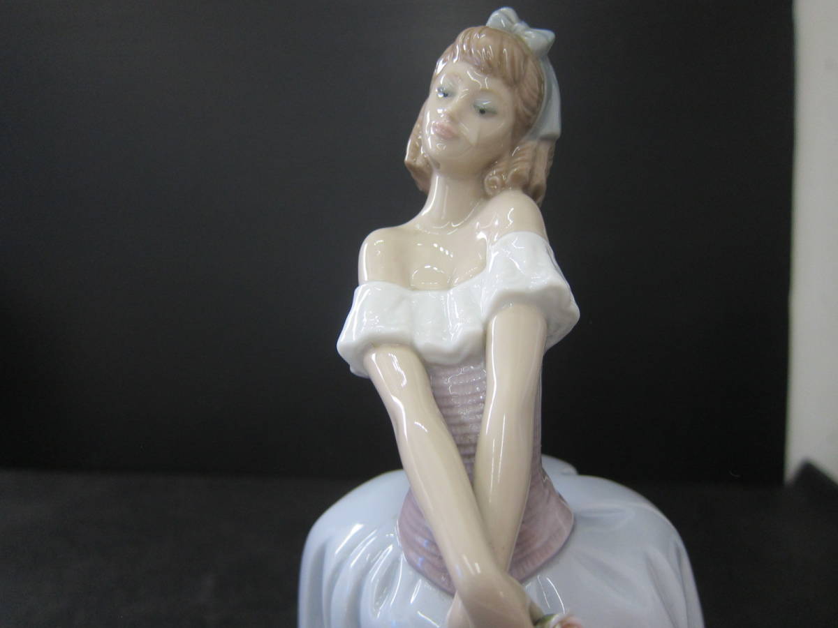 LLADRO リヤドロ フィギュリン 6712 初恋 少女 女性 女の子 花 陶磁器