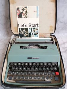 タイプライター オリベッティのYahoo!オークション(旧ヤフオク!)の相場
