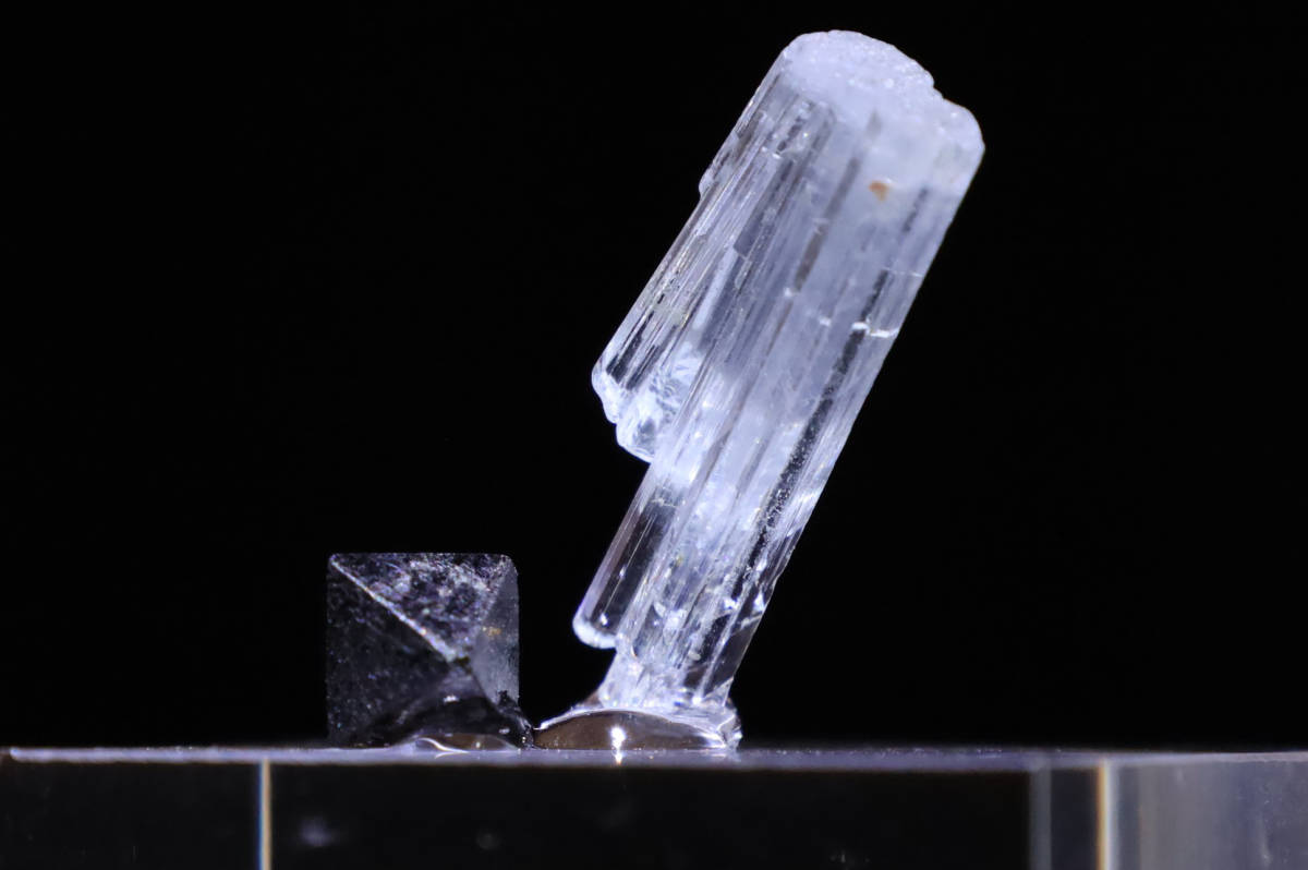 透き通った青い六方晶系結晶の連なり アクアマリン 天然 結晶 水色の 