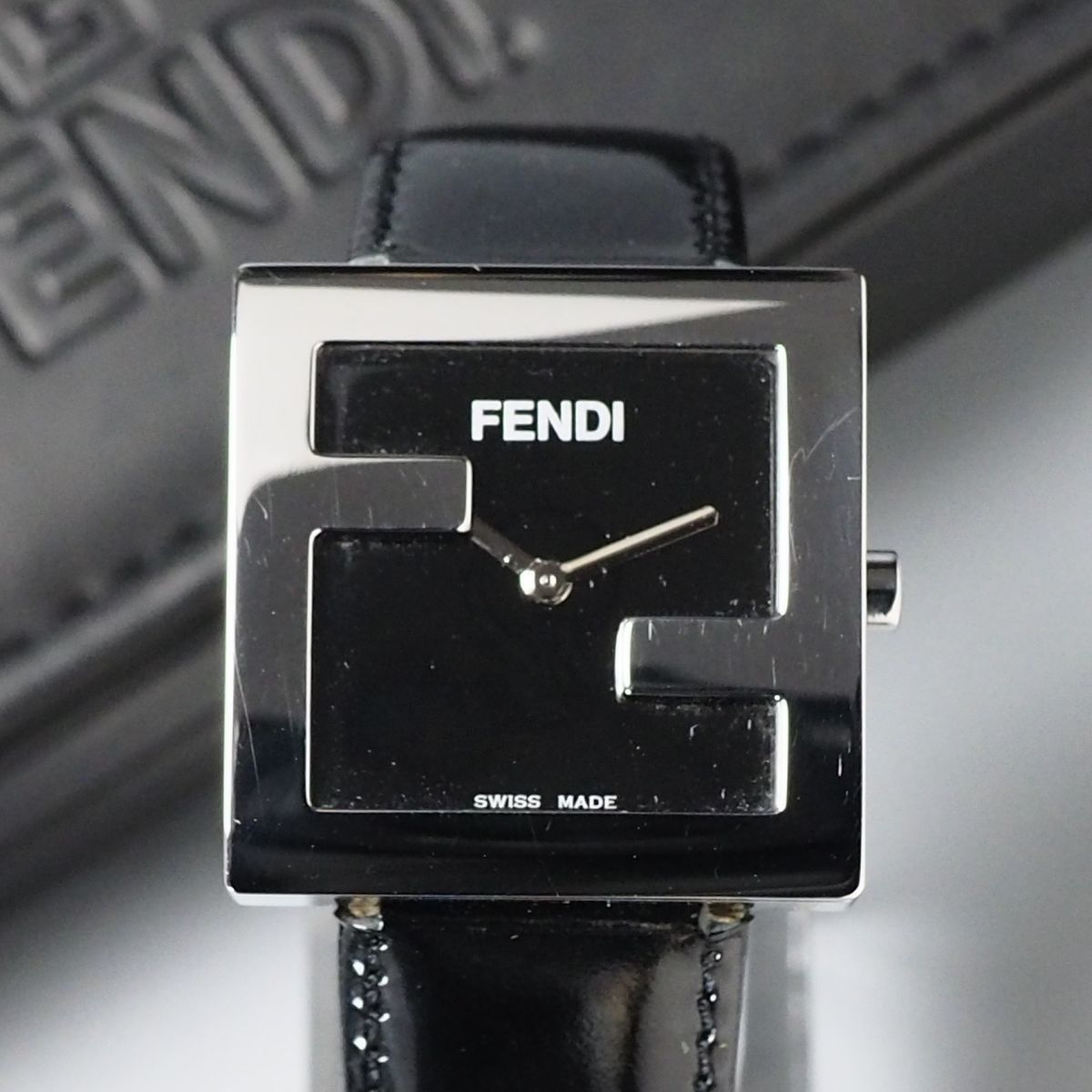 TF3726：スイス製*FENDI/フェンディ*4000L*ダブルF/ズッカ*スクエアフェイスウォッチ*クオーツ*腕時計*稼働品