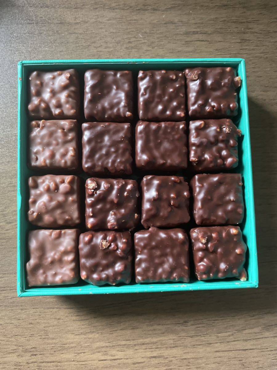 パトリックロジェ プラリネ チョコレート16粒入り二箱 パトリック