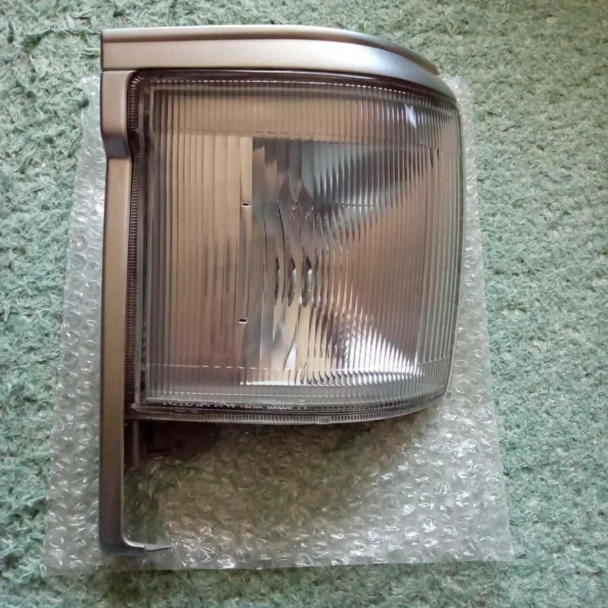 ハイエース　100系 バン用 純正 コーナーランプ 右側　クリアランスランプ　コーナーレンズ