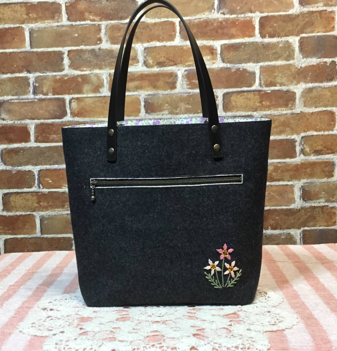 ハンドメイド 手刺繍 ウールツイード チャコール 花柄手刺繍 本革持ち 