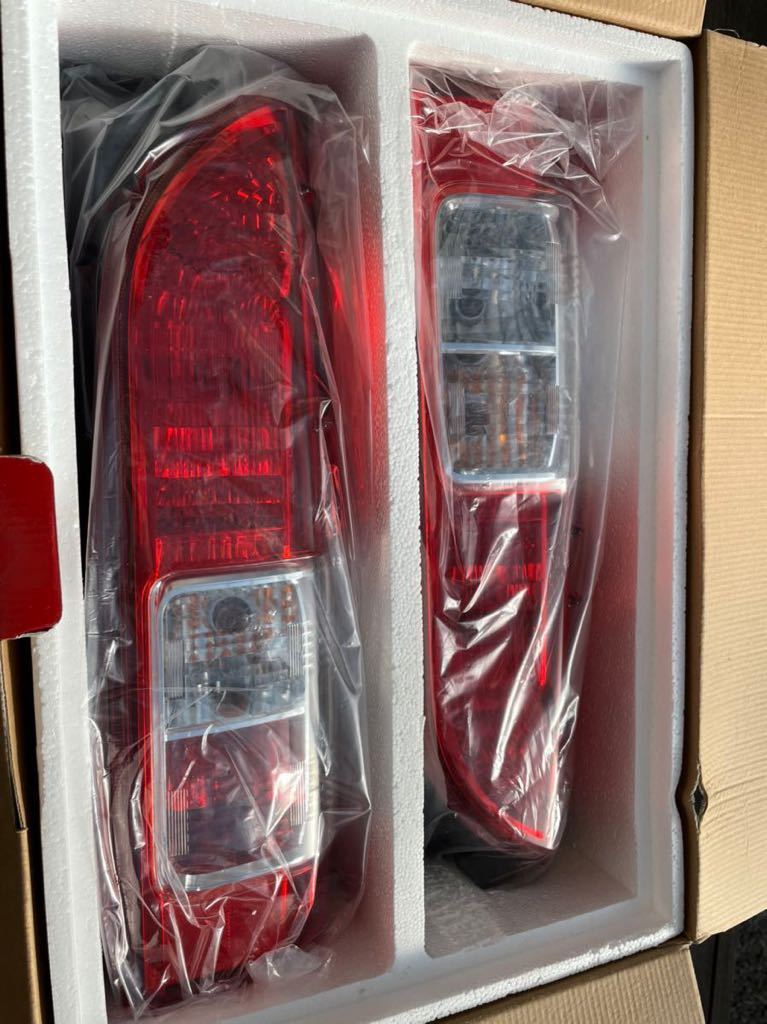 ハイエース200系　純正テールランプ 新車外し