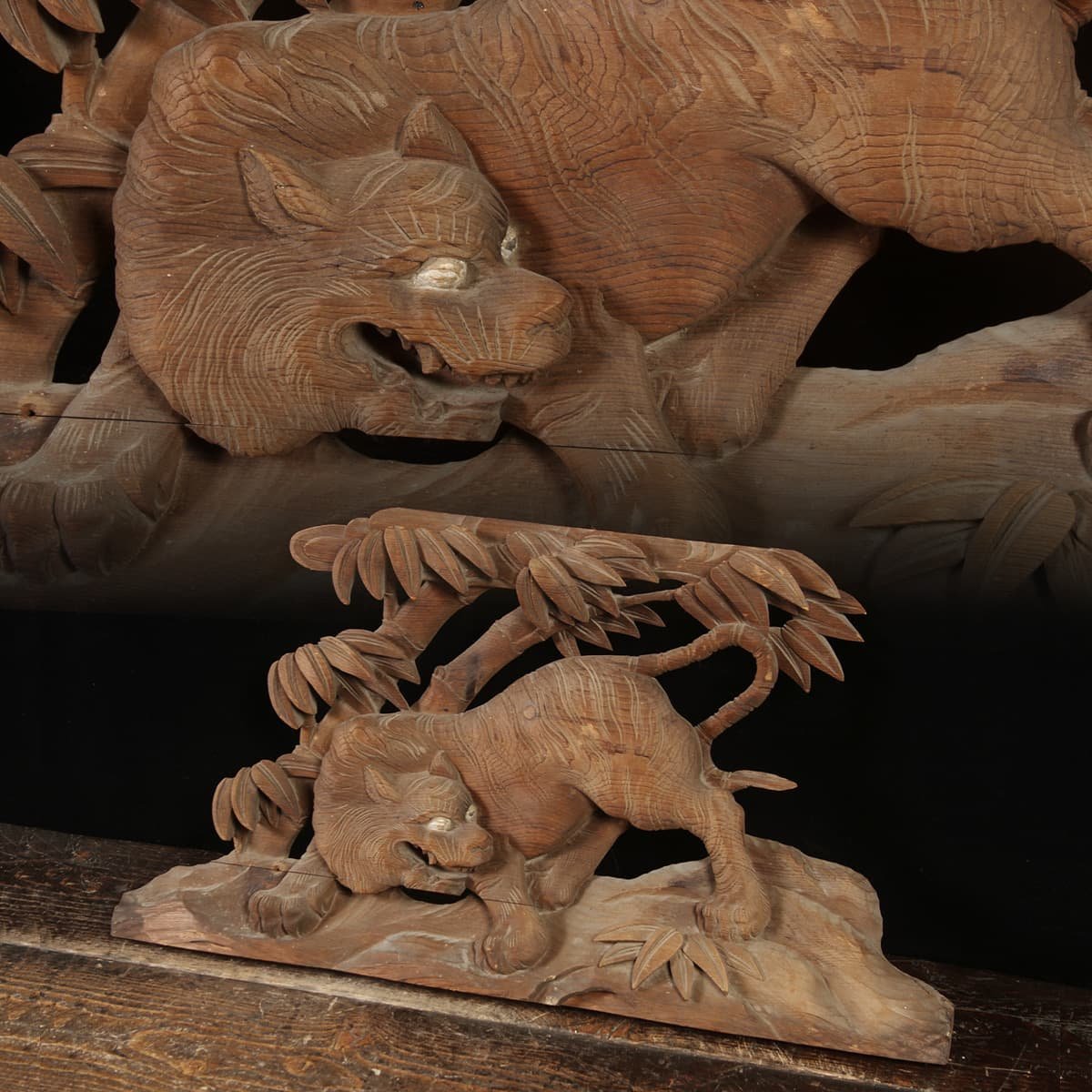 欅の虎　彫刻 DP111 時代物 古無垢材彫 欅 竹に虎図欄間 幅76.8cm 重量3.7kg・木造竹