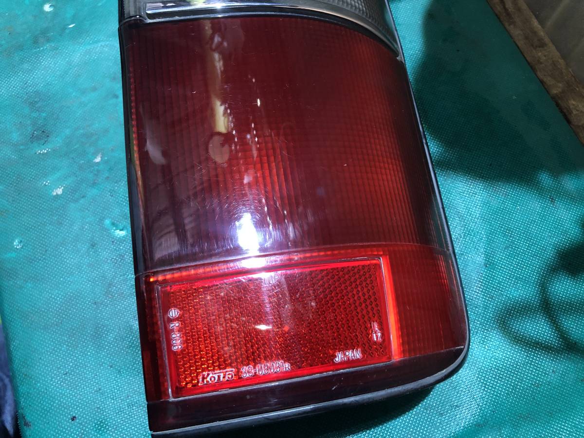 トヨタ ハイエース100系 純正 テールランプ テールライト レンズ 右 