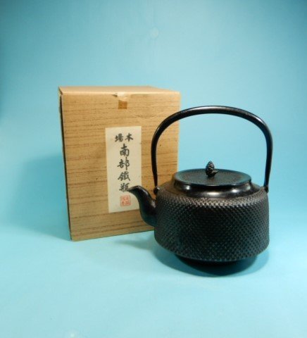  南部鉄瓶 齊峰 鉄瓶 あられ 水漏れなし 茶道具 煎茶道具 A-280(鉄瓶)｜売買されたオークション情報、yahooの商品情報をアーカイブ公開 - オークファン 鉄瓶