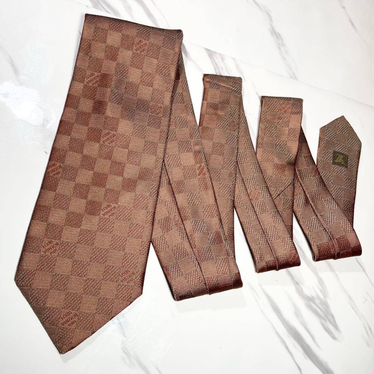 極美品 極上ウール ダブルスーツ× LOUIS VUITTON ダミエ柄ネクタイ 極美品 極上ウール ダブルスーツ× LOUIS VUITTON ダミエ柄ネクタイ 極美品