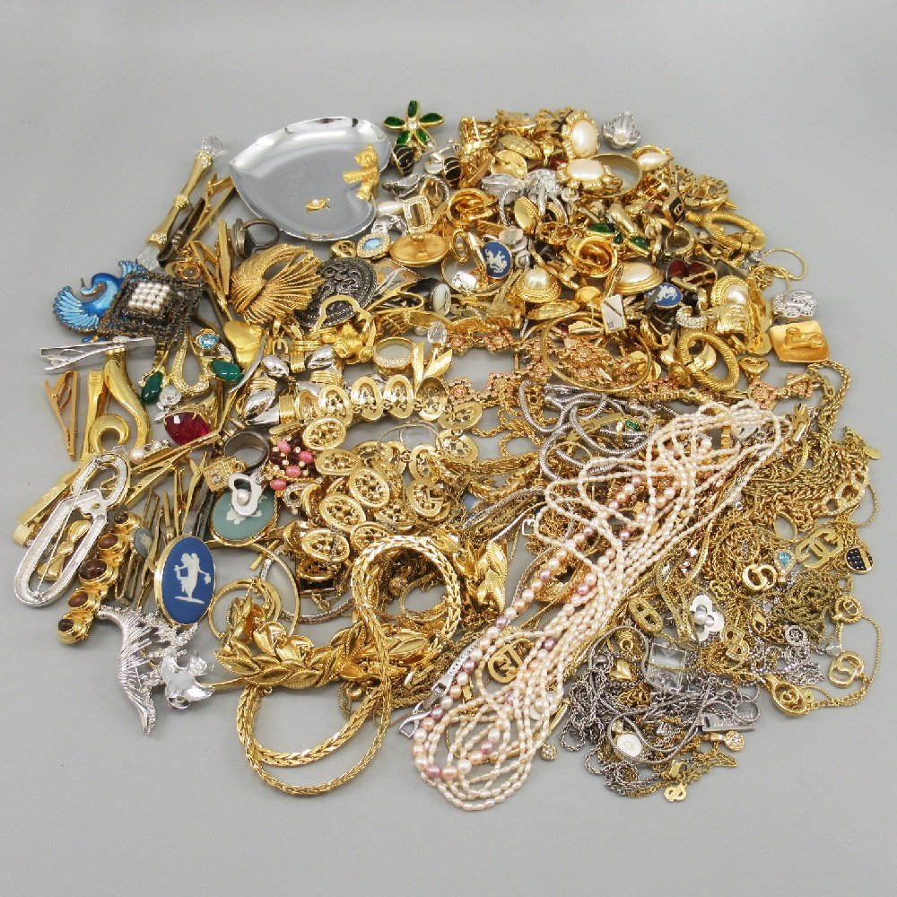 1円～ ブランドアクセサリー 大量 まとめ 約2.38kg ディオール サンローラン ジバンシィ ニナリッチ モネ 他 ジャンク品 1726313【O商品】