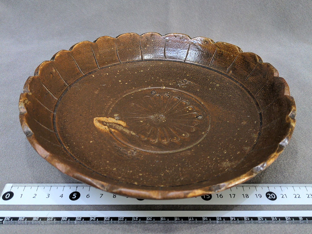 ● 瀬戸焼 鉄釉菊文皿 錆釉 型押し菊花文 ●