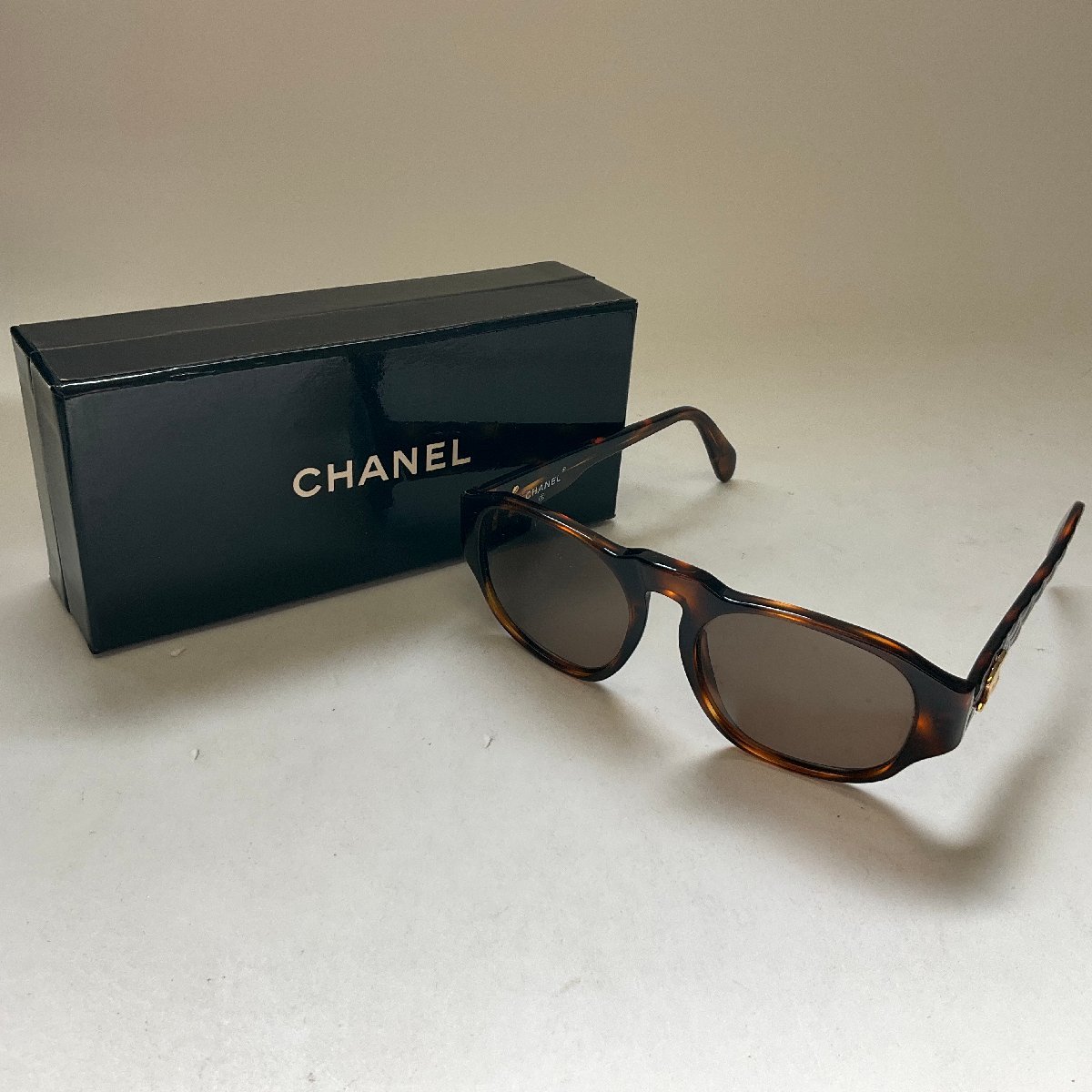 新品，定番人気 CHANEL シャネル サングラス 度なし 箱付@L158(サングラス)｜売買されたオークション情報、yahooの商品情報をアーカイブ公開 - オークファン 服飾小物