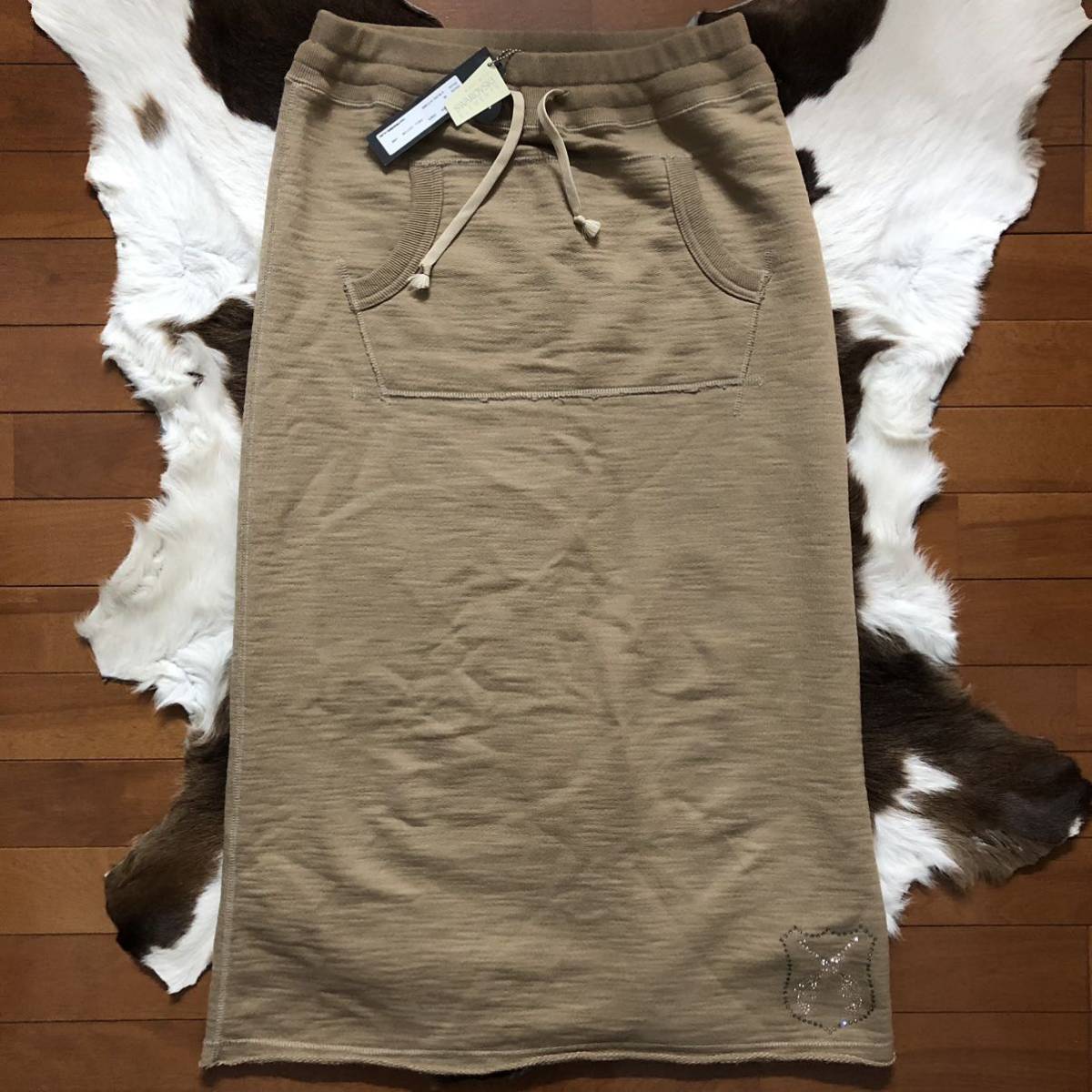 タグ付 春夏新品 roarguns（ロアーガンズ）ピストルスワロフスキー付 ロング丈 コットン スエット スカート（ベージュ）サイズ2 定価27，000